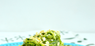 Makaron z cukinii z bazyliowym sosem pesto – przepis