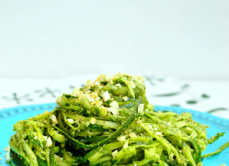 Makaron z cukinii z bazyliowym sosem pesto – przepis