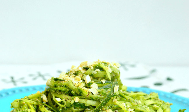 Makaron z cukinii z bazyliowym sosem pesto – przepis