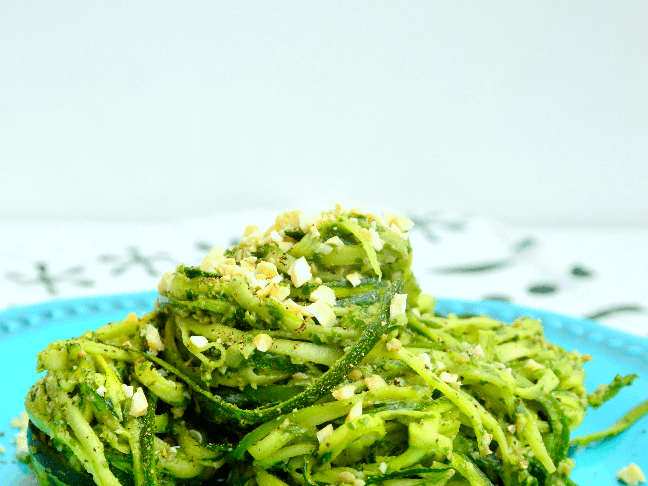 Makaron z cukinii z bazyliowym sosem pesto – przepis