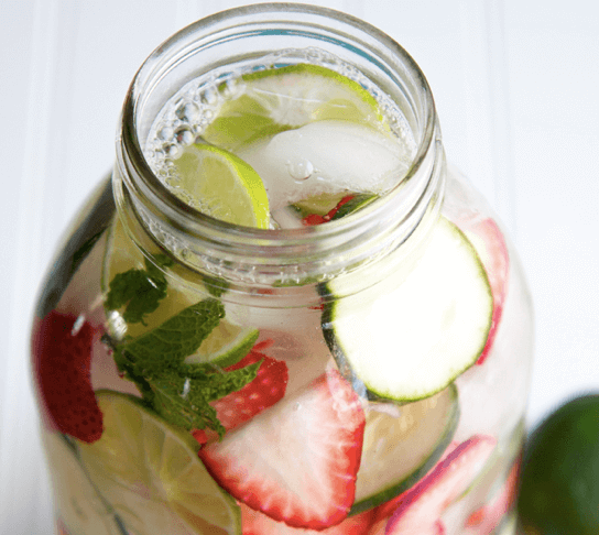 Dlaczego trzeba pić wodę mineralną codziennie (nie tylko gdy odczuwasz pragnienie)