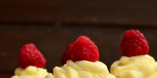 Bezglutenowe muffiny z kremem maślanym i malinami muffiny z kremem maślanym