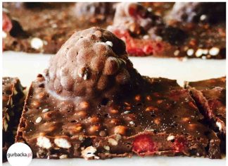 Przepis na domową czekoladę z malinami.