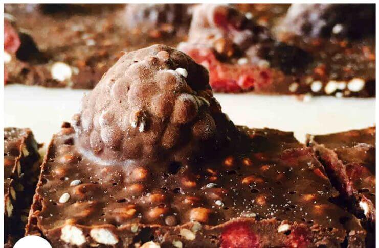 Przepis na domową czekoladę z malinami.