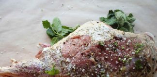 Jak smacznie przygotować udziec jagnięcy? Sprawdź ten przepis