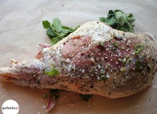 Jak smacznie przygotować udziec jagnięcy? Sprawdź ten przepis