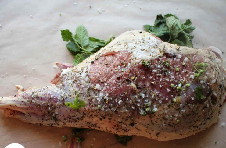 Jak smacznie przygotować udziec jagnięcy? Sprawdź ten przepis