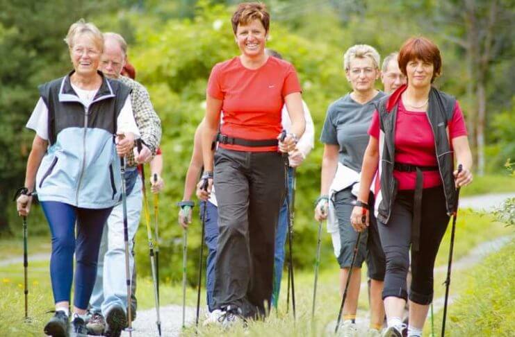 Chodzenie z kijkami, czyli czego potrzebujesz aby zacząć i cieszyć się z tego sportu?