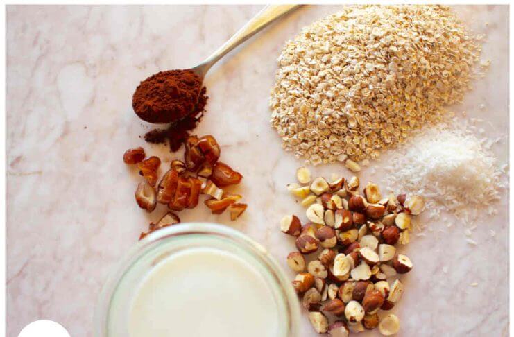 Pyszna i szybka owsianka bez gotowania z dodatkiem orzechów owsianka