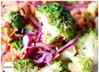 Surówka z czerwonej kapusty z brokułem i domowym majonezem