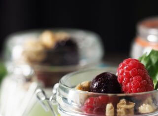 Jak powinno wyglądać zdrowe śniadanie? Jakie błędy popełniamy rano?