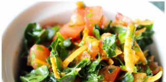 Prosta i bardzo smaczna sałatka z jarmużem, pomidorem i marchewką