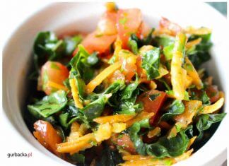 Prosta i bardzo smaczna sałatka z jarmużem, pomidorem i marchewką
