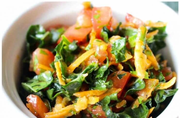 Prosta i bardzo smaczna sałatka z jarmużem, pomidorem i marchewką