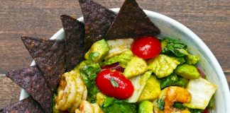 Pyszna sałatka z awokado i krewetkami, idealna kolacja na odchudzanie