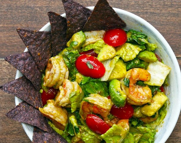 Pyszna sałatka z awokado i krewetkami, idealna kolacja na odchudzanie