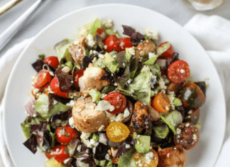 Sałatka z awokado, kurczakiem i pysznym sosem musztardowo-miodowym