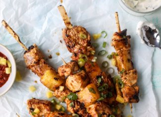 Szaszłyki chili z ananasem i kurczakiem