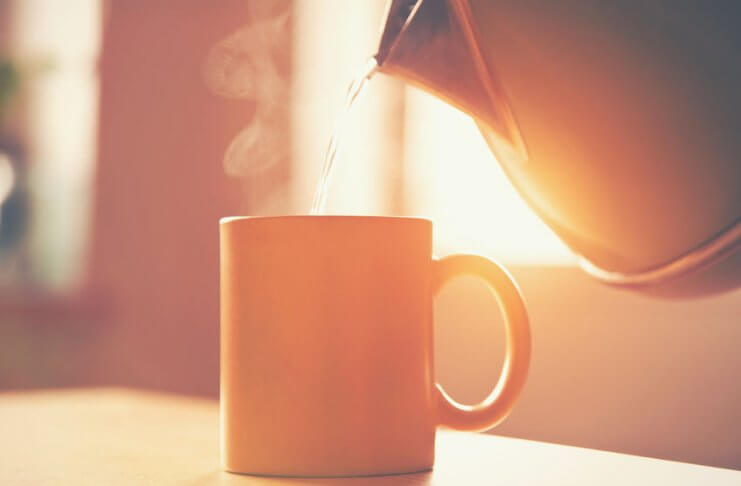 10 korzyści dla zdrowia z picia ciepłej wody.