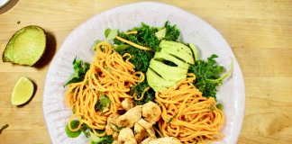 Makaron z batatów z awokado i kurczakiem w stylu azjatyckim