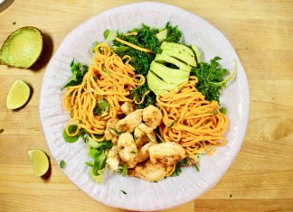 Makaron z batatów z awokado i kurczakiem w stylu azjatyckim