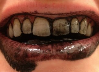 Wybielająca pasta do zębów z węglem aktywnym (zrób ją sama)