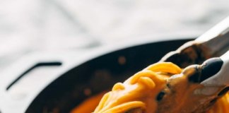 Lekki makaron z cukinii z kremowym, wyrazistym sosem z papryki