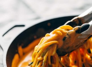 Lekki makaron z cukinii z kremowym, wyrazistym sosem z papryki