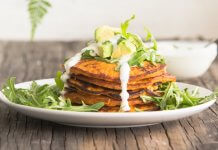 Proste placki ze słodkich ziemniaków (batatów) z rukolą