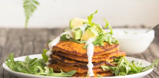 Proste placki ze słodkich ziemniaków (batatów) z rukolą