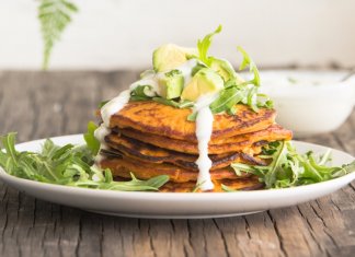 Proste placki ze słodkich ziemniaków (batatów) z rukolą