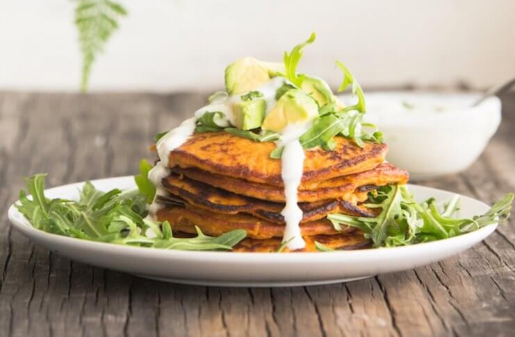 Proste placki ze słodkich ziemniaków (batatów) z rukolą