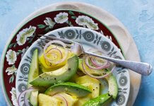 Prosta sałatka z awokado i ananasem