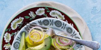 Prosta sałatka z awokado i ananasem