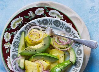 Prosta sałatka z awokado i ananasem