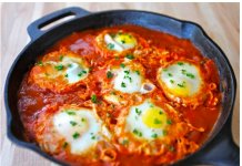 Szakszuka przepis na pieczone jajka z warzywami