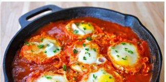 Szakszuka przepis na pieczone jajka z warzywami