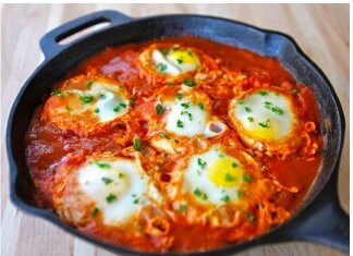 Szakszuka przepis na pieczone jajka z warzywami