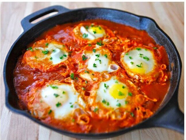 Szakszuka przepis na pieczone jajka z warzywami