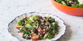 WEGAŃSKI STIR–FRY Z BATATAMI I JARMUŻEM