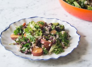 WEGAŃSKI STIR–FRY Z BATATAMI I JARMUŻEM