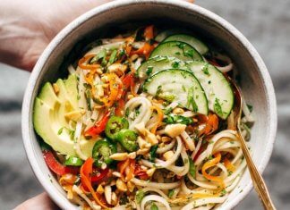 MAKARON RYŻOWY Z WARZYWAMI I SOSEM CZOSNKOWO-LIMONKOWYM