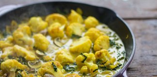 KALAFIOROWY GULASZ Z IMBIREM I KURKUMĄ