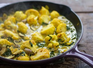 KALAFIOROWY GULASZ Z IMBIREM I KURKUMĄ