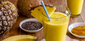 ODMŁADZAJĄCY SMOOTHIE Z KOKOSEM I KURKUMĄ