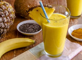 ODMŁADZAJĄCY SMOOTHIE Z KOKOSEM I KURKUMĄ