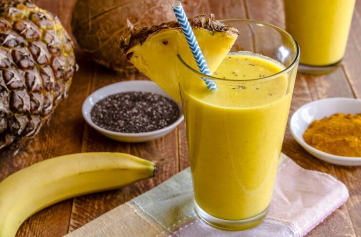 ODMŁADZAJĄCY SMOOTHIE Z KOKOSEM I KURKUMĄ