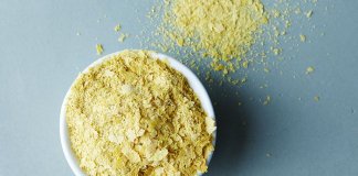 CZYM SĄ PŁATKI DROŻDŻOWE I JAK WYKORZYSTAĆ JE W KUCHNI?