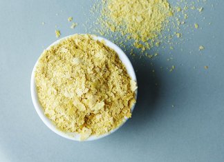 CZYM SĄ PŁATKI DROŻDŻOWE I JAK WYKORZYSTAĆ JE W KUCHNI?