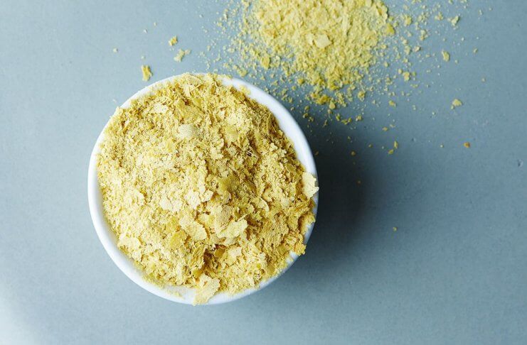 CZYM SĄ PŁATKI DROŻDŻOWE I JAK WYKORZYSTAĆ JE W KUCHNI?